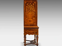 A fine dutch walnut veneered cabinet-on-stand, decorated with marquetry, early 18thc 176 x 110 x 53 cm. (69.29 x 43.31 x 20.87 in.) - afbeelding 5 van  14