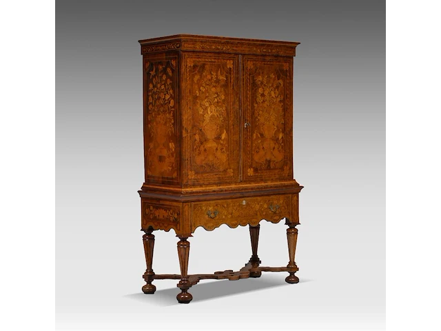 A fine dutch walnut veneered cabinet-on-stand, decorated with marquetry, early 18thc 176 x 110 x 53 cm. (69.29 x 43.31 x 20.87 in.) - afbeelding 6 van  14