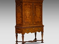 A fine dutch walnut veneered cabinet-on-stand, decorated with marquetry, early 18thc 176 x 110 x 53 cm. (69.29 x 43.31 x 20.87 in.) - afbeelding 6 van  14