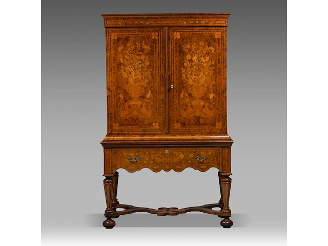 A fine dutch walnut veneered cabinet-on-stand, decorated with marquetry, early 18thc 176 x 110 x 53 cm. (69.29 x 43.31 x 20.87 in.) - afbeelding 7 van  14