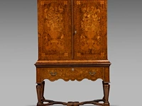 A fine dutch walnut veneered cabinet-on-stand, decorated with marquetry, early 18thc 176 x 110 x 53 cm. (69.29 x 43.31 x 20.87 in.) - afbeelding 7 van  14