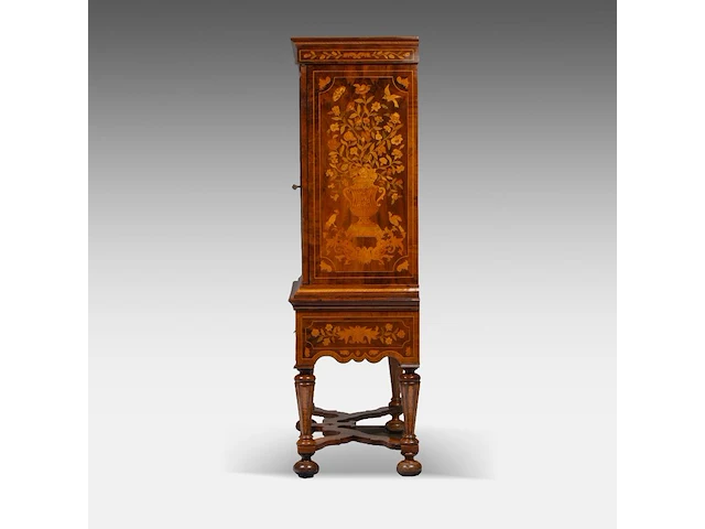 A fine dutch walnut veneered cabinet-on-stand, decorated with marquetry, early 18thc 176 x 110 x 53 cm. (69.29 x 43.31 x 20.87 in.) - afbeelding 9 van  14