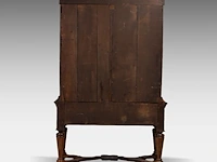 A fine dutch walnut veneered cabinet-on-stand, decorated with marquetry, early 18thc 176 x 110 x 53 cm. (69.29 x 43.31 x 20.87 in.) - afbeelding 10 van  14
