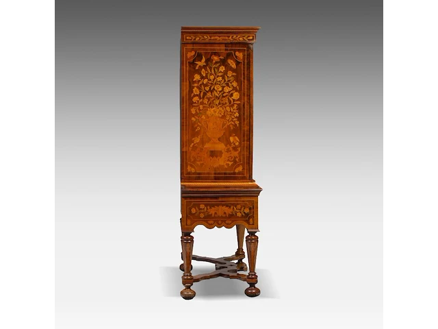A fine dutch walnut veneered cabinet-on-stand, decorated with marquetry, early 18thc 176 x 110 x 53 cm. (69.29 x 43.31 x 20.87 in.) - afbeelding 11 van  14