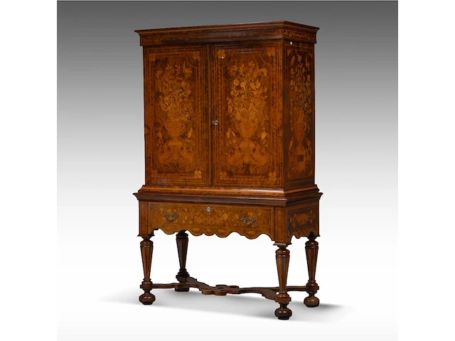 A fine dutch walnut veneered cabinet-on-stand, decorated with marquetry, early 18thc 176 x 110 x 53 cm. (69.29 x 43.31 x 20.87 in.) - afbeelding 13 van  14