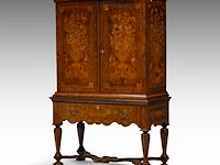 A fine dutch walnut veneered cabinet-on-stand, decorated with marquetry, early 18thc 176 x 110 x 53 cm. (69.29 x 43.31 x 20.87 in.) - afbeelding 13 van  14
