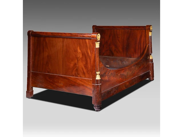 A fine empire period gilt bronze-mounted mahogany bed, ca. 1810 109 x 198 x 134 cm. (42.90 x 77.95 x 52.75 in.) - afbeelding 1 van  4