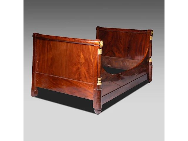 A fine empire period gilt bronze-mounted mahogany bed, ca. 1810 109 x 198 x 134 cm. (42.90 x 77.95 x 52.75 in.) - afbeelding 2 van  4