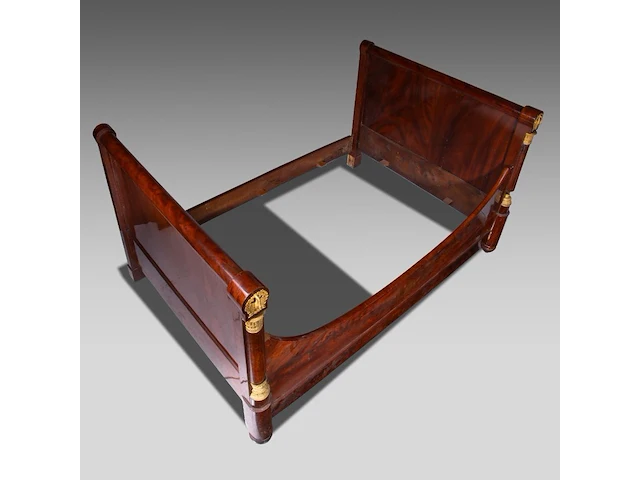 A fine empire period gilt bronze-mounted mahogany bed, ca. 1810 109 x 198 x 134 cm. (42.90 x 77.95 x 52.75 in.) - afbeelding 3 van  4