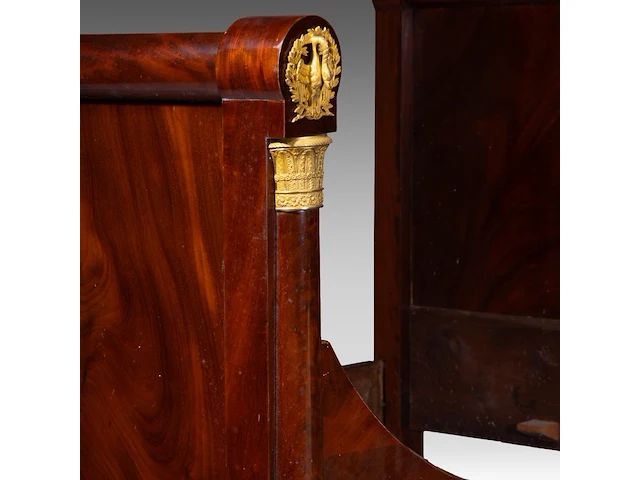 A fine empire period gilt bronze-mounted mahogany bed, ca. 1810 109 x 198 x 134 cm. (42.90 x 77.95 x 52.75 in.) - afbeelding 4 van  4