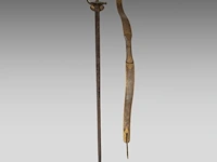 A fine gilt damascus bronze bow, 19thc, added a matching sword the bow: 88 cm. (34.64 in.), the sword: 97 cm. (38.18 in.) - afbeelding 3 van  4