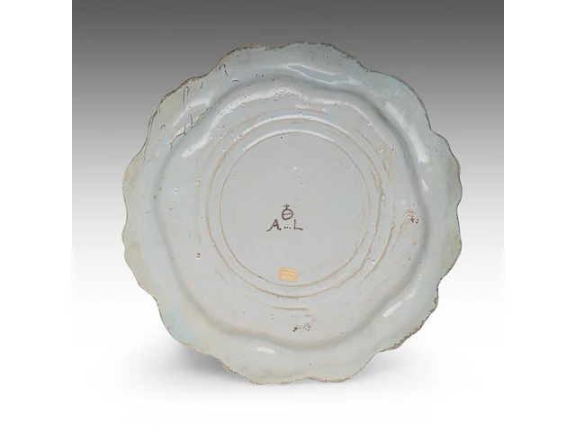 A fine italian maiolica earthenware charger with scalloped rim, savona, 18thc 36 cm. (14.16 in.) - afbeelding 2 van  3