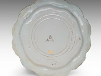 A fine italian maiolica earthenware charger with scalloped rim, savona, 18thc 36 cm. (14.16 in.) - afbeelding 2 van  3