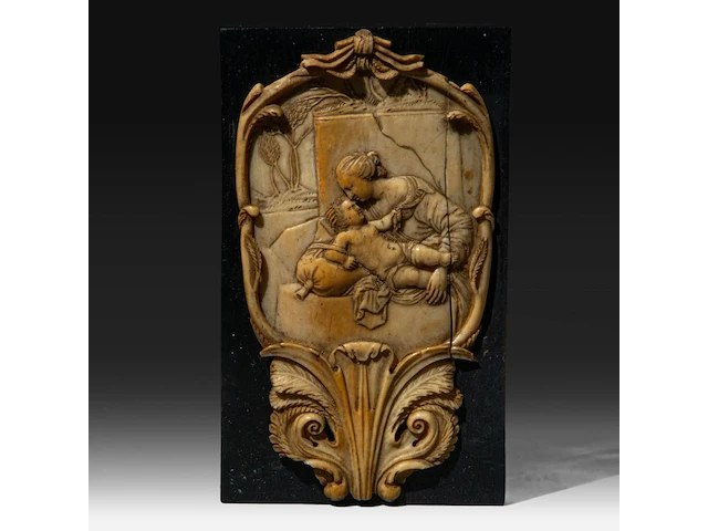 A fine ivory renaissance style plaque depicting the madonna and child in a cartouche, 16th/17thc, h 13,5 cm - w 8 cm (+) - afbeelding 1 van  3