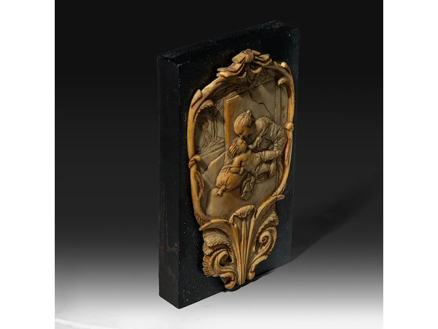 A fine ivory renaissance style plaque depicting the madonna and child in a cartouche, 16th/17thc, h 13,5 cm - w 8 cm (+) - afbeelding 2 van  3