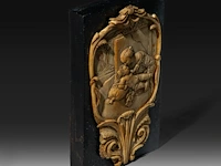 A fine ivory renaissance style plaque depicting the madonna and child in a cartouche, 16th/17thc, h 13,5 cm - w 8 cm (+) - afbeelding 2 van  3
