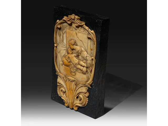 A fine ivory renaissance style plaque depicting the madonna and child in a cartouche, 16th/17thc, h 13,5 cm - w 8 cm (+) - afbeelding 3 van  3
