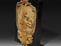 A fine ivory renaissance style plaque depicting the madonna and child in a cartouche, 16th/17thc, h 13,5 cm - w 8 cm (+) - afbeelding 3 van  3