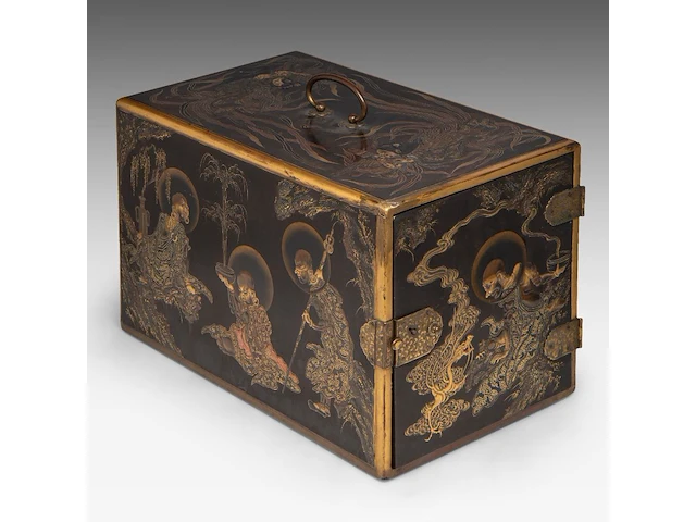 A fine japanese black and gold lacquer takamaki-e kodansu (incense cabinet) decorated with rakans, meiji period (1868-1912), h 28 cm - w 24 cm - d 42 cm - afbeelding 1 van  9