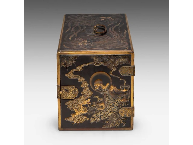 A fine japanese black and gold lacquer takamaki-e kodansu (incense cabinet) decorated with rakans, meiji period (1868-1912), h 28 cm - w 24 cm - d 42 cm - afbeelding 2 van  9