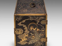 A fine japanese black and gold lacquer takamaki-e kodansu (incense cabinet) decorated with rakans, meiji period (1868-1912), h 28 cm - w 24 cm - d 42 cm - afbeelding 2 van  9