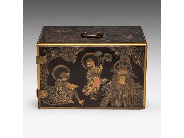 A fine japanese black and gold lacquer takamaki-e kodansu (incense cabinet) decorated with rakans, meiji period (1868-1912), h 28 cm - w 24 cm - d 42 cm - afbeelding 3 van  9