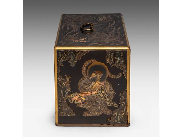 A fine japanese black and gold lacquer takamaki-e kodansu (incense cabinet) decorated with rakans, meiji period (1868-1912), h 28 cm - w 24 cm - d 42 cm - afbeelding 4 van  9