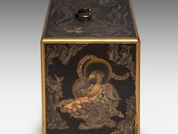 A fine japanese black and gold lacquer takamaki-e kodansu (incense cabinet) decorated with rakans, meiji period (1868-1912), h 28 cm - w 24 cm - d 42 cm - afbeelding 4 van  9