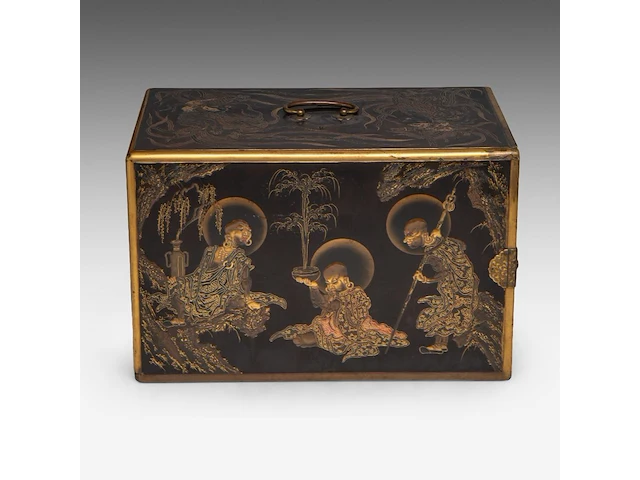 A fine japanese black and gold lacquer takamaki-e kodansu (incense cabinet) decorated with rakans, meiji period (1868-1912), h 28 cm - w 24 cm - d 42 cm - afbeelding 5 van  9