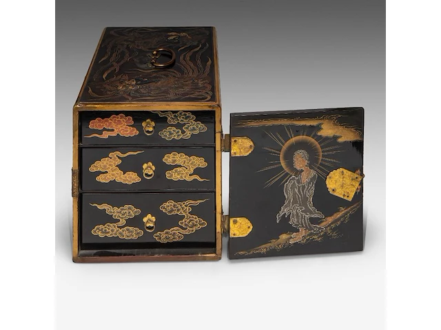 A fine japanese black and gold lacquer takamaki-e kodansu (incense cabinet) decorated with rakans, meiji period (1868-1912), h 28 cm - w 24 cm - d 42 cm - afbeelding 6 van  9