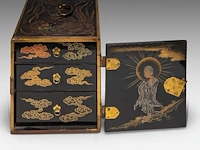 A fine japanese black and gold lacquer takamaki-e kodansu (incense cabinet) decorated with rakans, meiji period (1868-1912), h 28 cm - w 24 cm - d 42 cm - afbeelding 6 van  9