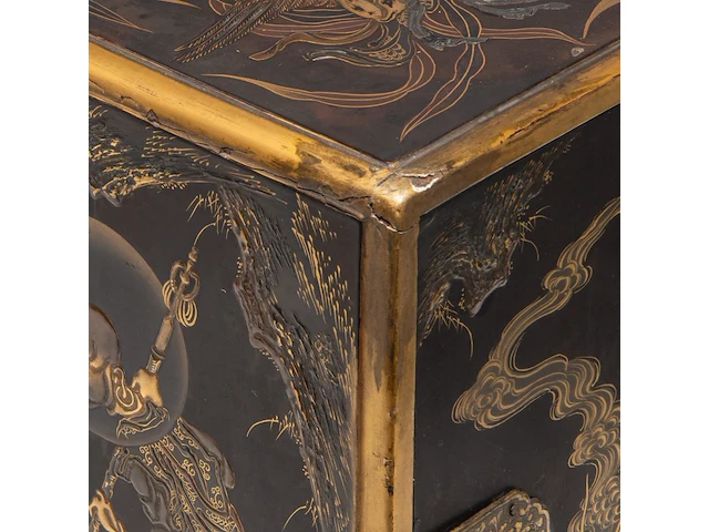 A fine japanese black and gold lacquer takamaki-e kodansu (incense cabinet) decorated with rakans, meiji period (1868-1912), h 28 cm - w 24 cm - d 42 cm - afbeelding 8 van  9
