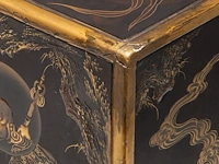 A fine japanese black and gold lacquer takamaki-e kodansu (incense cabinet) decorated with rakans, meiji period (1868-1912), h 28 cm - w 24 cm - d 42 cm - afbeelding 8 van  9