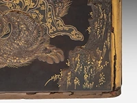 A fine japanese black and gold lacquer takamaki-e kodansu (incense cabinet) decorated with rakans, meiji period (1868-1912), h 28 cm - w 24 cm - d 42 cm - afbeelding 9 van  9