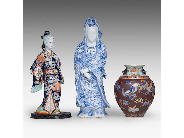 A fine japanese fukagawa ware bulbous vase, koransha mark, late meiji, h 24 cm - added two japanese kutani figures, one marked, both late meiji, h 40,5 - 46 cm - afbeelding 1 van  6