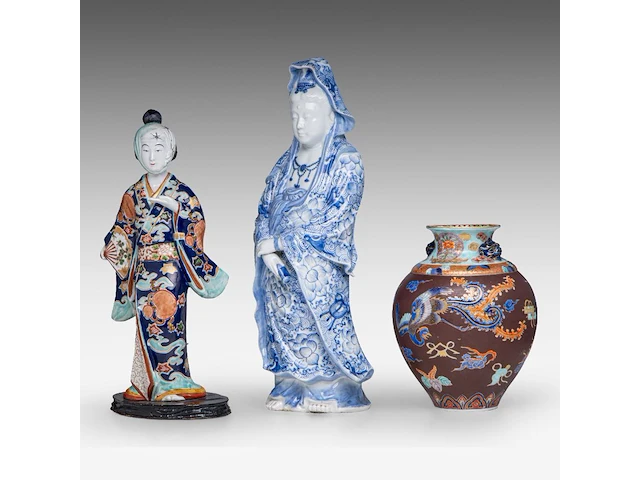 A fine japanese fukagawa ware bulbous vase, koransha mark, late meiji, h 24 cm - added two japanese kutani figures, one marked, both late meiji, h 40,5 - 46 cm - afbeelding 2 van  6