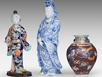 A fine japanese fukagawa ware bulbous vase, koransha mark, late meiji, h 24 cm - added two japanese kutani figures, one marked, both late meiji, h 40,5 - 46 cm - afbeelding 2 van  6