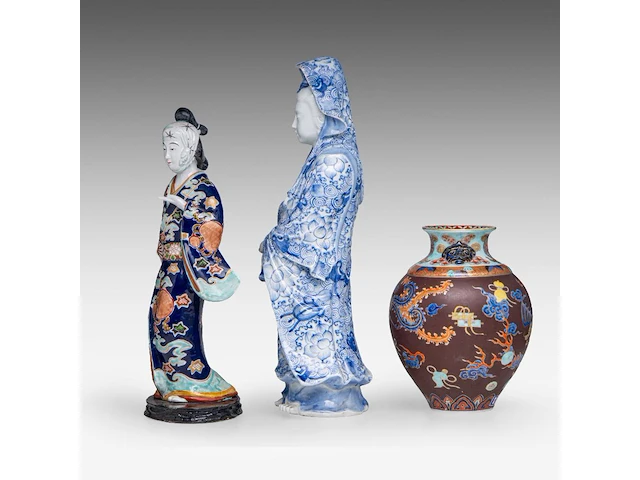 A fine japanese fukagawa ware bulbous vase, koransha mark, late meiji, h 24 cm - added two japanese kutani figures, one marked, both late meiji, h 40,5 - 46 cm - afbeelding 3 van  6
