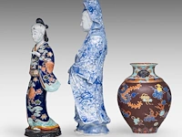 A fine japanese fukagawa ware bulbous vase, koransha mark, late meiji, h 24 cm - added two japanese kutani figures, one marked, both late meiji, h 40,5 - 46 cm - afbeelding 3 van  6