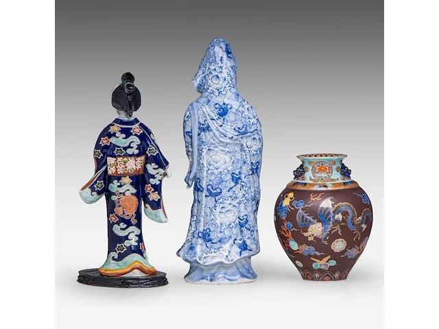 A fine japanese fukagawa ware bulbous vase, koransha mark, late meiji, h 24 cm - added two japanese kutani figures, one marked, both late meiji, h 40,5 - 46 cm - afbeelding 4 van  6