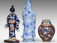 A fine japanese fukagawa ware bulbous vase, koransha mark, late meiji, h 24 cm - added two japanese kutani figures, one marked, both late meiji, h 40,5 - 46 cm - afbeelding 4 van  6