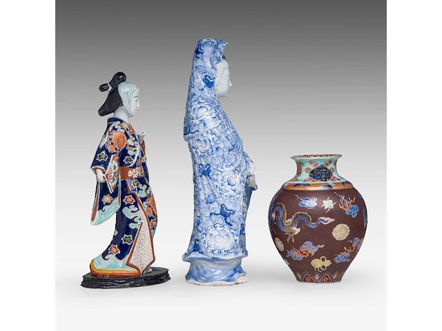 A fine japanese fukagawa ware bulbous vase, koransha mark, late meiji, h 24 cm - added two japanese kutani figures, one marked, both late meiji, h 40,5 - 46 cm - afbeelding 5 van  6