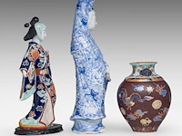 A fine japanese fukagawa ware bulbous vase, koransha mark, late meiji, h 24 cm - added two japanese kutani figures, one marked, both late meiji, h 40,5 - 46 cm - afbeelding 5 van  6
