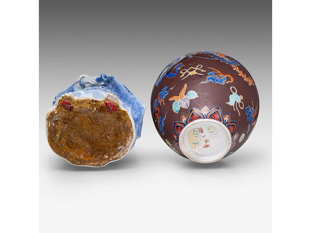 A fine japanese fukagawa ware bulbous vase, koransha mark, late meiji, h 24 cm - added two japanese kutani figures, one marked, both late meiji, h 40,5 - 46 cm - afbeelding 6 van  6