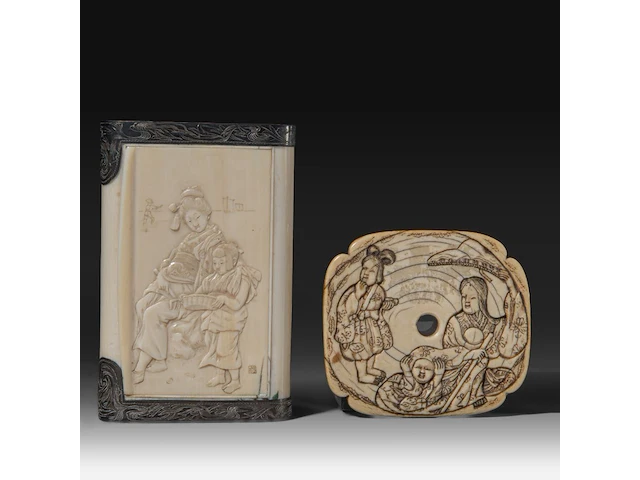A fine japanese ivory box with a family scene on the lid and a shunga scene on the interior, with silver fittings; added a ditto tsuba of a lady with her children, signed, meiji period (1868-1912), w 10,5 cm - 130g / w 7 - afbeelding 1 van  4