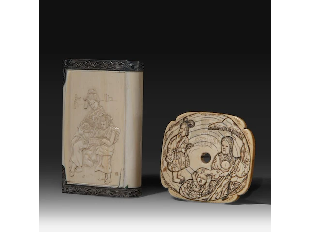 A fine japanese ivory box with a family scene on the lid and a shunga scene on the interior, with silver fittings; added a ditto tsuba of a lady with her children, signed, meiji period (1868-1912), w 10,5 cm - 130g / w 7 - afbeelding 2 van  4