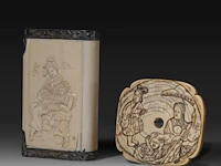 A fine japanese ivory box with a family scene on the lid and a shunga scene on the interior, with silver fittings; added a ditto tsuba of a lady with her children, signed, meiji period (1868-1912), w 10,5 cm - 130g / w 7 - afbeelding 2 van  4
