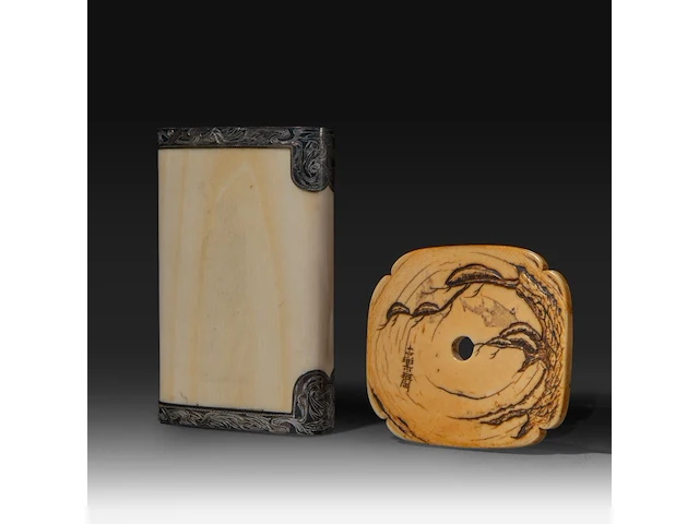 A fine japanese ivory box with a family scene on the lid and a shunga scene on the interior, with silver fittings; added a ditto tsuba of a lady with her children, signed, meiji period (1868-1912), w 10,5 cm - 130g / w 7 - afbeelding 3 van  4