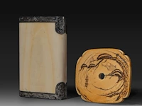 A fine japanese ivory box with a family scene on the lid and a shunga scene on the interior, with silver fittings; added a ditto tsuba of a lady with her children, signed, meiji period (1868-1912), w 10,5 cm - 130g / w 7 - afbeelding 3 van  4
