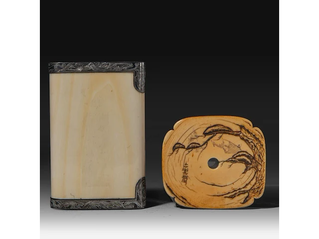 A fine japanese ivory box with a family scene on the lid and a shunga scene on the interior, with silver fittings; added a ditto tsuba of a lady with her children, signed, meiji period (1868-1912), w 10,5 cm - 130g / w 7 - afbeelding 4 van  4